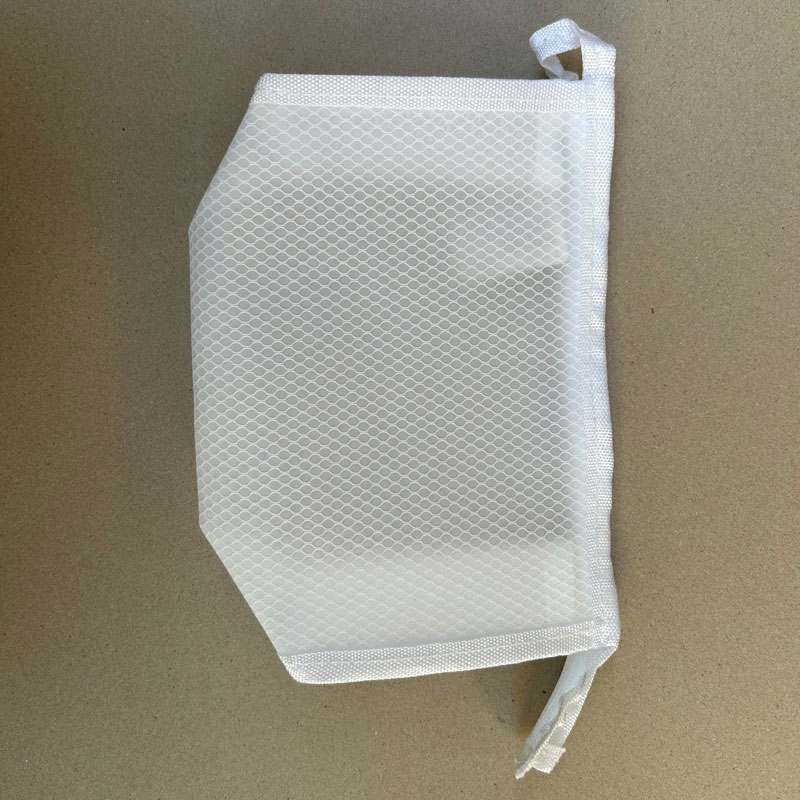 Kuinka puhdistaa selkeä kosmeettinen laukku